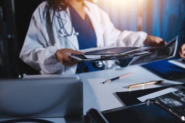 Doktorlar tedavi seçeneklerini tartışmak ve iş arkadaşlarıyla deneyimleri paylaşmak için hastanede toplanıyorlar.