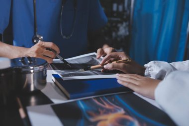 Doktorlar tedavi seçeneklerini tartışmak ve iş arkadaşlarıyla deneyimleri paylaşmak için hastanede toplanıyorlar.