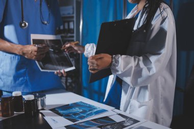 Doktorlar tedavi seçeneklerini tartışmak ve iş arkadaşlarıyla deneyimleri paylaşmak için hastanede toplanıyorlar.