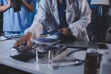 Doktorlar tedavi seçeneklerini tartışmak ve iş arkadaşlarıyla deneyimleri paylaşmak için hastanede toplanıyorlar.