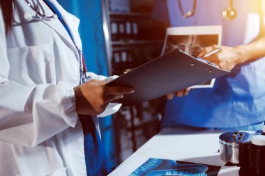 Doktorlar tedavi seçeneklerini tartışmak ve iş arkadaşlarıyla deneyimleri paylaşmak için hastanede toplanıyorlar.