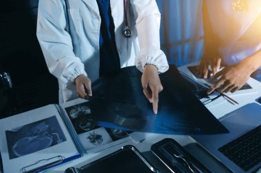 Doktorlar tedavi seçeneklerini tartışmak ve iş arkadaşlarıyla deneyimleri paylaşmak için hastanede toplanıyorlar.