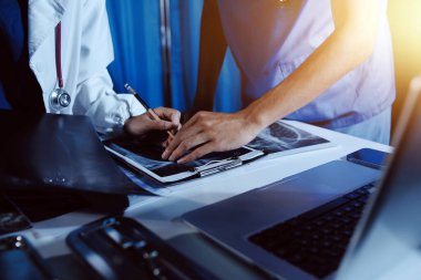 Doktorlar tedavi seçeneklerini tartışmak ve iş arkadaşlarıyla deneyimleri paylaşmak için hastanede toplanıyorlar.