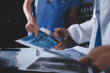 Doktorlar tedavi seçeneklerini tartışmak ve iş arkadaşlarıyla deneyimleri paylaşmak için hastanede toplanıyorlar.