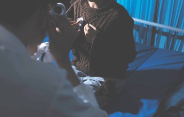 Ev bakımı hemşiresi ve yaşlılar kardiyoloji sağlık hizmetleri. Genç İspanyol kadın doktor hemşirenin yakın çekimleri sırasında steteskop kullanarak olgun beyaz hasta kalp atışlarını kontrol et.