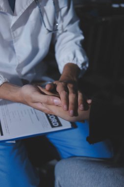 Dişi bir hemşire yaşlı bir kadını cesaretlendirmek ve teselli etmek için el ele tutuşur. Emeklilik yaşındakiler için bakım ve bakım evleri. Bakıcı yaşlı kadınlara tıbbi tavsiyelerde bulunuyor.