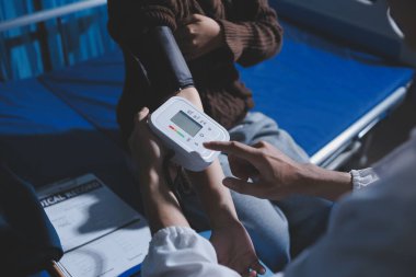 Doktor önlemler kan basıncı hastaya