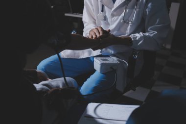 Doktor önlemler kan basıncı hastaya