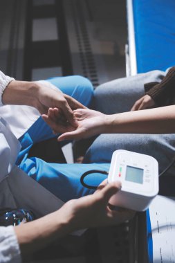 Doktor önlemler kan basıncı hastaya