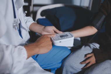 Doktor önlemler kan basıncı hastaya
