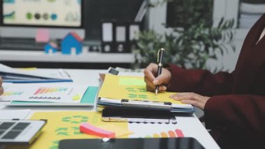 İş adamları birlikte çalışıyor.