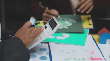 Modern Ofiste Gece Geç Saatler: İşadamı ve İş kadını Masaüstü Bilgisayarı Üzerinde Çalışıyor, Tartışıyor, Problem Çözümü Buluyor, Projeyi Bitiyor. Başarılı Sorumluluk Sahipleri Bürosu çalışanları