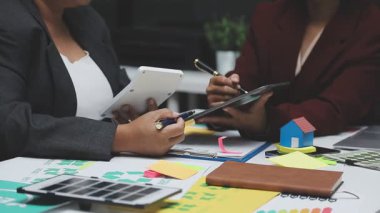 Modern Ofiste Gece Geç Saatler: İşadamı ve İş kadını Masaüstü Bilgisayarı Üzerinde Çalışıyor, Tartışıyor, Problem Çözümü Buluyor, Projeyi Bitiyor. Başarılı Sorumluluk Sahipleri Bürosu çalışanları