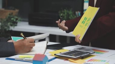 İş ekibi ofisinde toplanıyor.