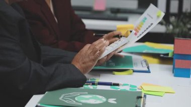 Bir defterde yazan iş adamı