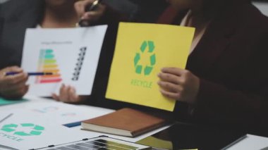 Dijital tablet kullanan işadamı