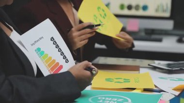 İş adamları beyin fırtınası yapıyor ve plan yapıyor.