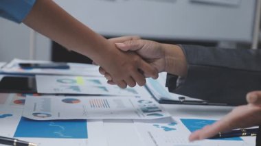 İş ortağı ile tokalaşırken işadamı