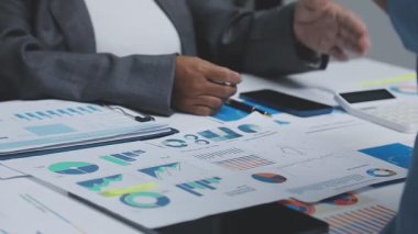 Modern Ofiste Gece Geç Saatler: İşadamı ve İş kadını Masaüstü Bilgisayarı Üzerinde Çalışıyor, Tartışıyor, Problem Çözümü Buluyor, Projeyi Bitiyor. Başarılı Sorumluluk Sahipleri Bürosu çalışanları