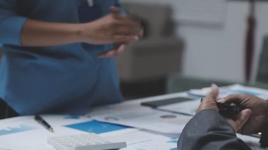 İş ekibi ofiste yeni fikirleri tartışıyor..