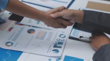 İş Adamları Tokalaşıyor