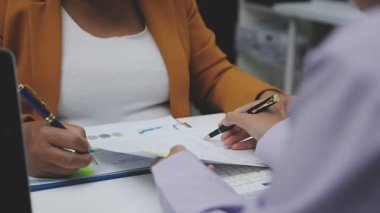 Projede çalışan genç iş adamları