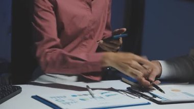 İşadamı ofiste kağıda yazı yazıyor.