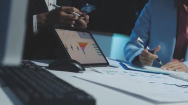 İş kadını ofiste çalışıyor.