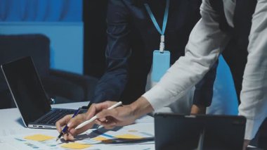 İş ekibi ofiste bir planı tartışıyor.