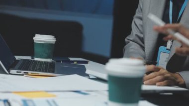 İş adamı dizüstü bilgisayar kullanıyor.