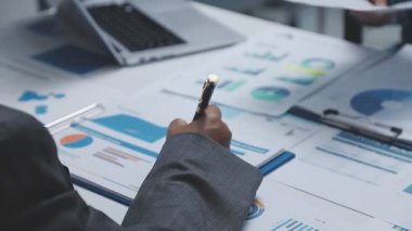 İşadamı ofiste dizüstü bilgisayarla çalışıyor.