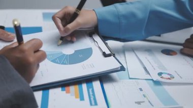 İş adamı hesap makinesiyle finansal tabloları analiz ediyor