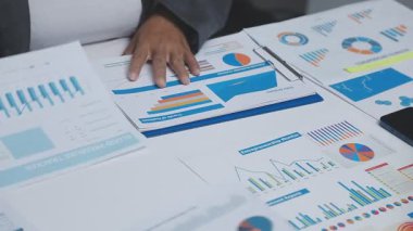 Finansal tablolarla çalışan iş kadını