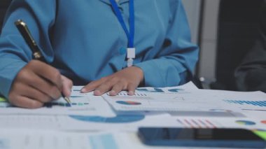 iş adamları iş stratejisini tartışıyor