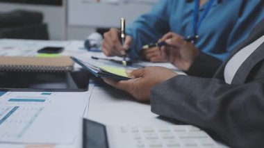 Ofiste çalışan iş adamları