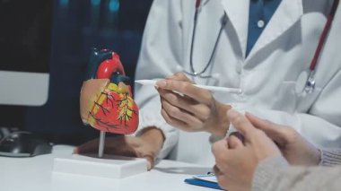 bir kalp tutan doktor