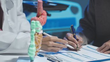 genç doktor Hastanesi'nde çalışırken