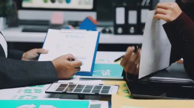 Asya iş dünyası yeniden kullanılabilir ürünler, çevre dostu iş kurma, çevre koruma, sürdürülebilir iş modeli, ESG stratejisi, takım toplantısı, ev konseptinde çalışan insanlar