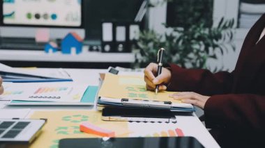 Asya iş dünyası yeniden kullanılabilir ürünler, çevre dostu iş kurma, çevre koruma, sürdürülebilir iş modeli, ESG stratejisi, takım toplantısı, ev konseptinde çalışan insanlar