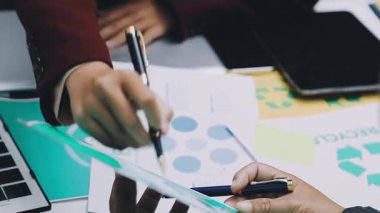 Asya iş dünyası yeniden kullanılabilir ürünler, çevre dostu iş kurma, çevre koruma, sürdürülebilir iş modeli, ESG stratejisi, takım toplantısı, ev konseptinde çalışan insanlar