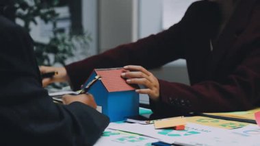 Asya iş dünyası yeniden kullanılabilir ürünler, çevre dostu iş kurma, çevre koruma, sürdürülebilir iş modeli, ESG stratejisi, takım toplantısı, ev konseptinde çalışan insanlar