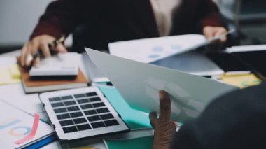 Asya iş dünyası yeniden kullanılabilir ürünler, çevre dostu iş kurma, çevre koruma, sürdürülebilir iş modeli, ESG stratejisi, takım toplantısı, ev konseptinde çalışan insanlar