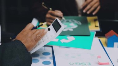 Asya iş dünyası yeniden kullanılabilir ürünler, çevre dostu iş kurma, çevre koruma, sürdürülebilir iş modeli, ESG stratejisi, takım toplantısı, ev konseptinde çalışan insanlar