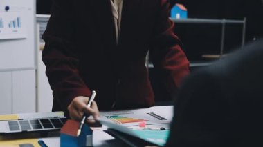 Asya iş dünyası yeniden kullanılabilir ürünler, çevre dostu iş kurma, çevre koruma, sürdürülebilir iş modeli, ESG stratejisi, takım toplantısı, ev konseptinde çalışan insanlar