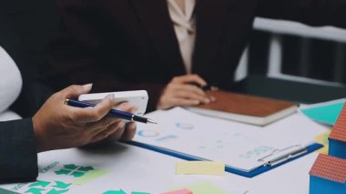 Asya iş dünyası yeniden kullanılabilir ürünler, çevre dostu iş kurma, çevre koruma, sürdürülebilir iş modeli, ESG stratejisi, takım toplantısı, ev konseptinde çalışan insanlar