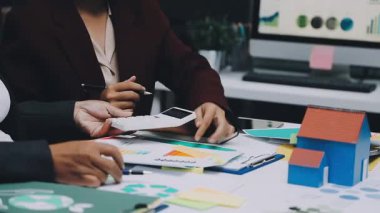 Asya iş dünyası yeniden kullanılabilir ürünler, çevre dostu iş kurma, çevre koruma, sürdürülebilir iş modeli, ESG stratejisi, takım toplantısı, ev konseptinde çalışan insanlar