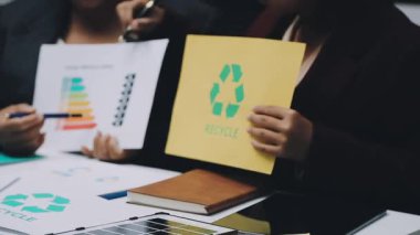 Asya iş dünyası yeniden kullanılabilir ürünler, çevre dostu iş kurma, çevre koruma, sürdürülebilir iş modeli, ESG stratejisi, takım toplantısı, ev konseptinde çalışan insanlar