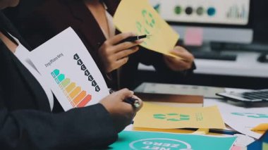 Asya iş dünyası yeniden kullanılabilir ürünler, çevre dostu iş kurma, çevre koruma, sürdürülebilir iş modeli, ESG stratejisi, takım toplantısı, ev konseptinde çalışan insanlar