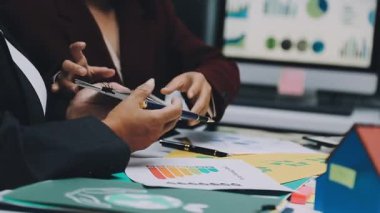 Asya iş dünyası yeniden kullanılabilir ürünler, çevre dostu iş kurma, çevre koruma, sürdürülebilir iş modeli, ESG stratejisi, takım toplantısı, ev konseptinde çalışan insanlar