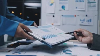 İş ortakları el sıkışıyor. ortaklık kavramı